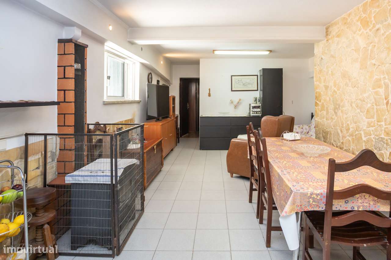 Moradia Geminada com Jardim, Cave e Garagem.-24