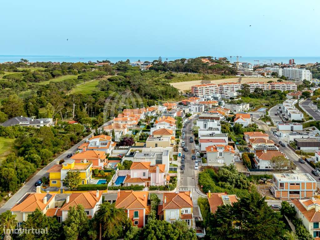 Moradia T3+1 com jardim, piscina e garagem, no Estoril-40