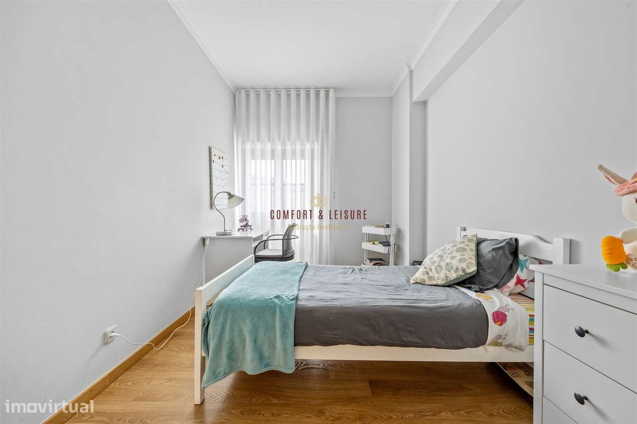 Apartamento com 4 quartos, 2 wc, parqueamento e arrecadação na Ramada,-22