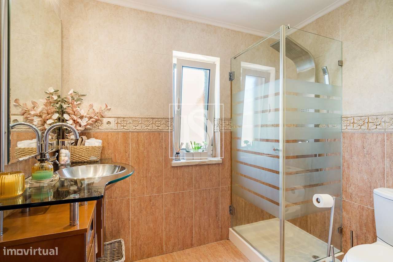 Moradia T5 em Manique de Cima com 3 Pisos-10