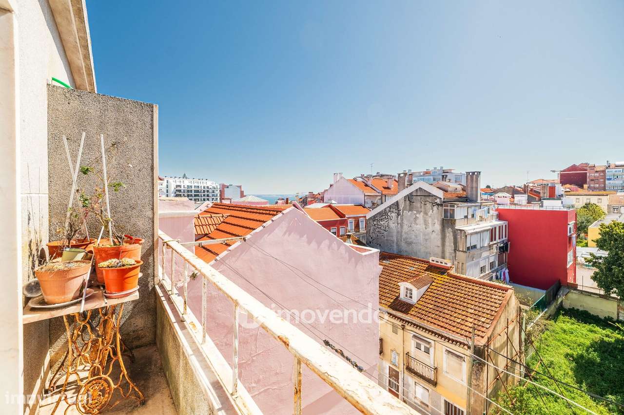 Apartamento T2 com duas varandas, na Graça, em Lisboa-12