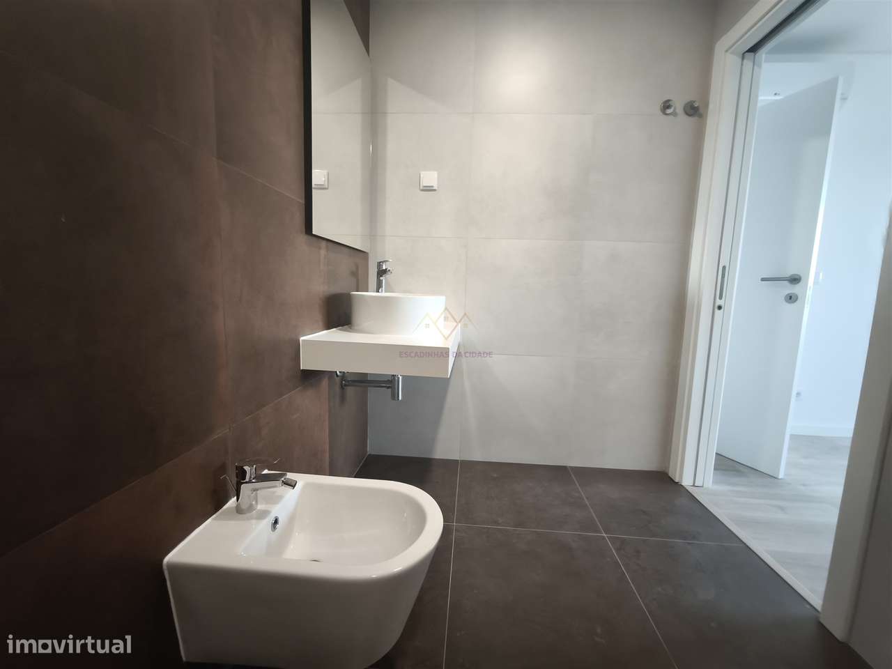 Elegância e Conforto em Carnaxide: T2 com Varandas, 2 Lugares de Garag-20