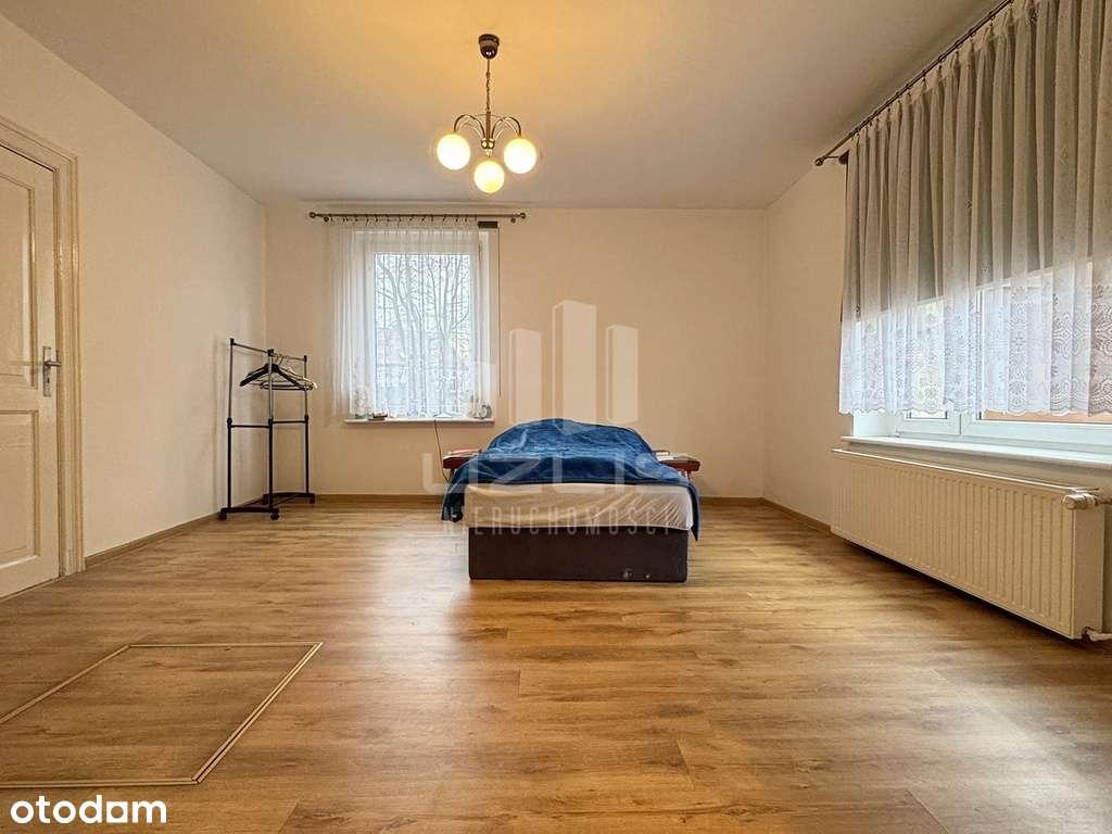 Dom z budynkami gospodarczymi w sercu Skarszew-12