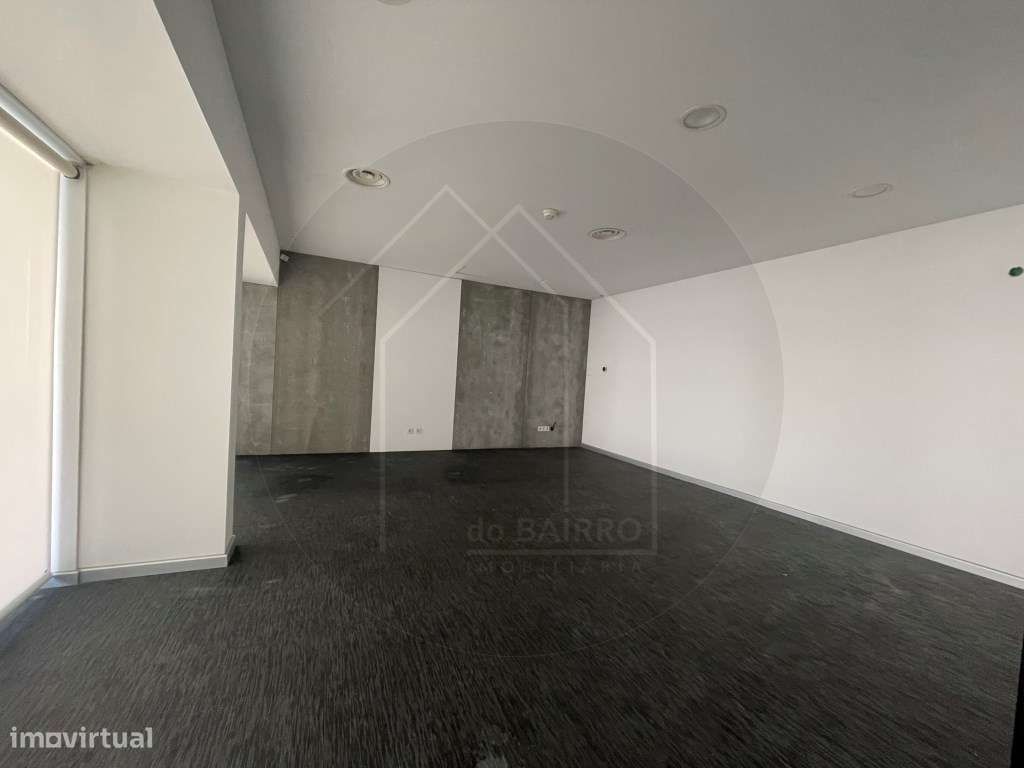 Prédio Urbano no Centro da Maia Potencial para Serviços ou Habitação-19