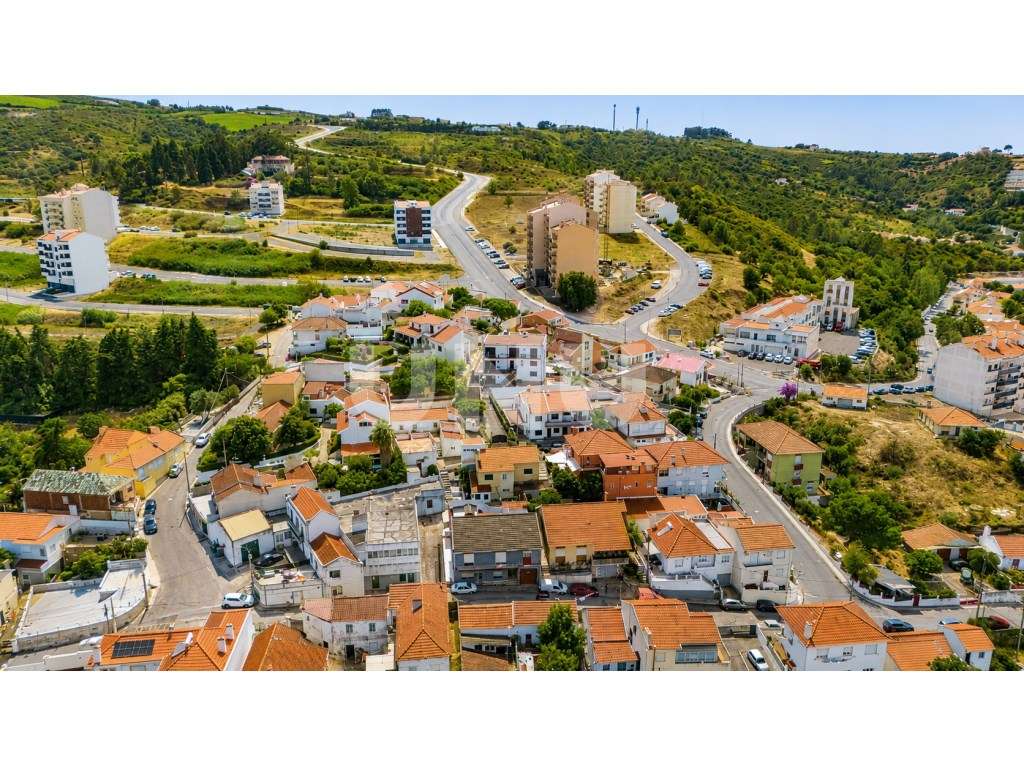 Moradia Bifamiliar T4 + T1 com garagem nas Paredes, em Alenquer!-40