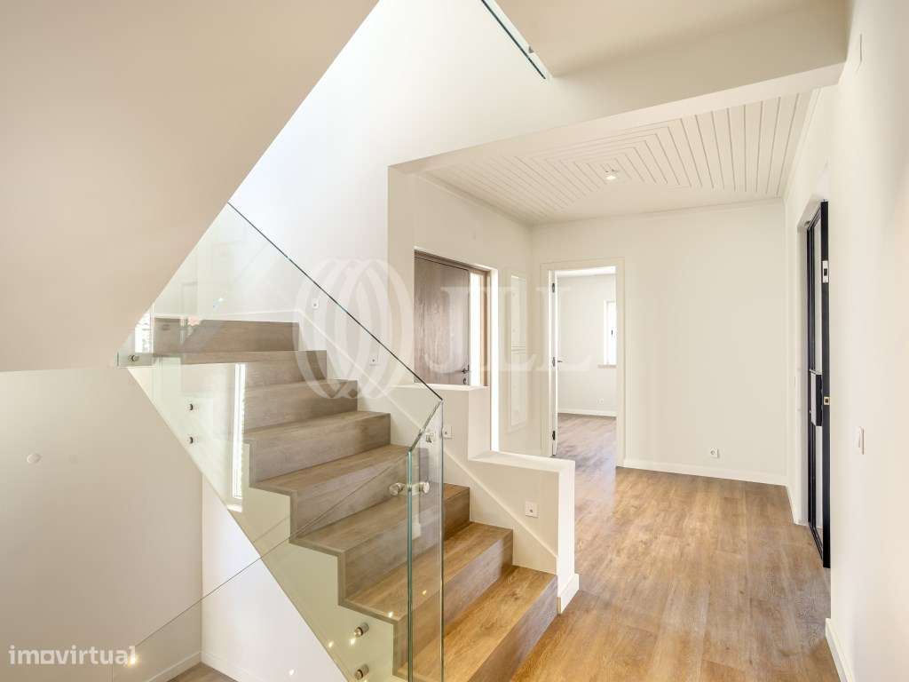 Moradia T5+2 com piscina no Estoril-10