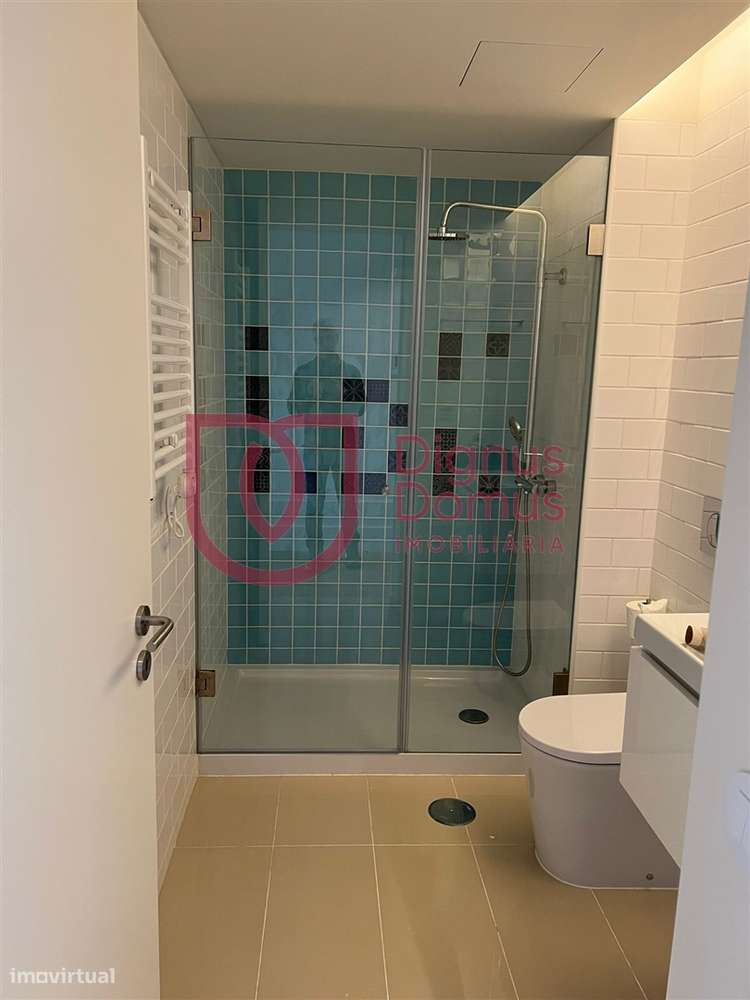 Elegante apartamento T0 Mezanine num Edifício Centenário no Largo do C-18