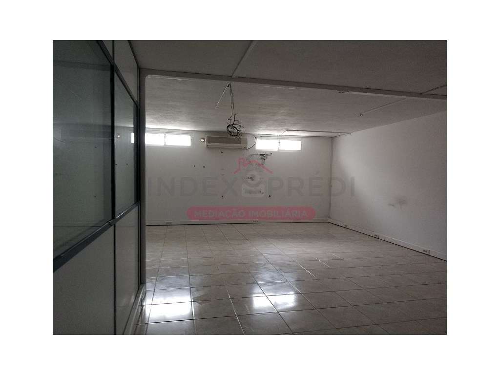 Investidores - Excelente loja com muita luz natural. - Arrendado - Grande imagem: 4/31