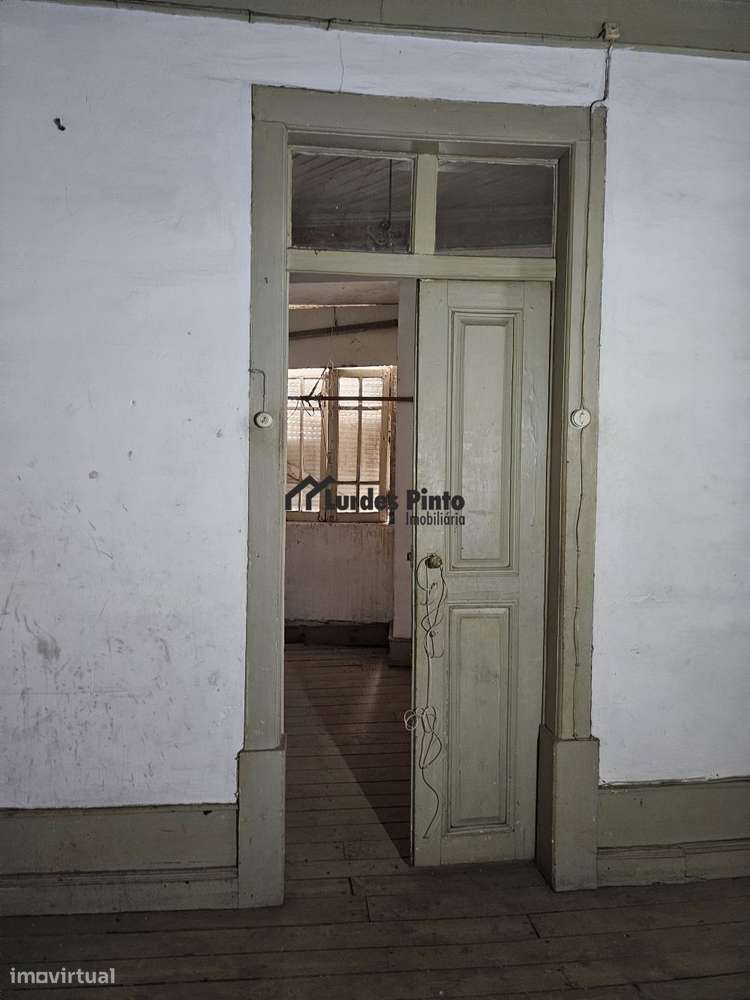 Moradia com possibilidade de seis T1-11