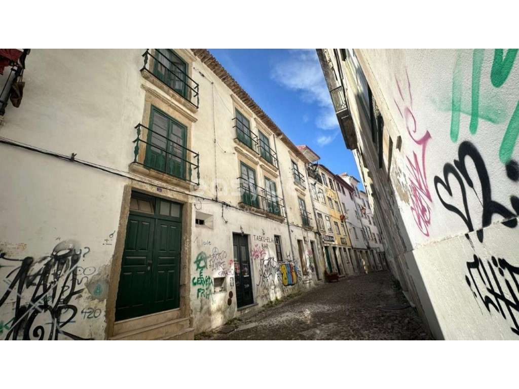 Prédio localizado na rua da Matemática, na zona histórica de Coimbra - Grande imagem: 3/30
