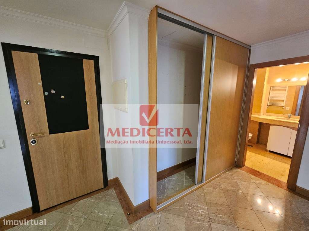 Amadora (Casas do Lago) T4 (2 Parqueamentos + Arrecadação)-5