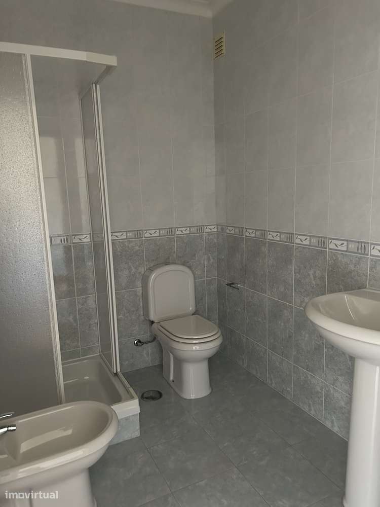 T3 Exelente c/  garagem tripla-6