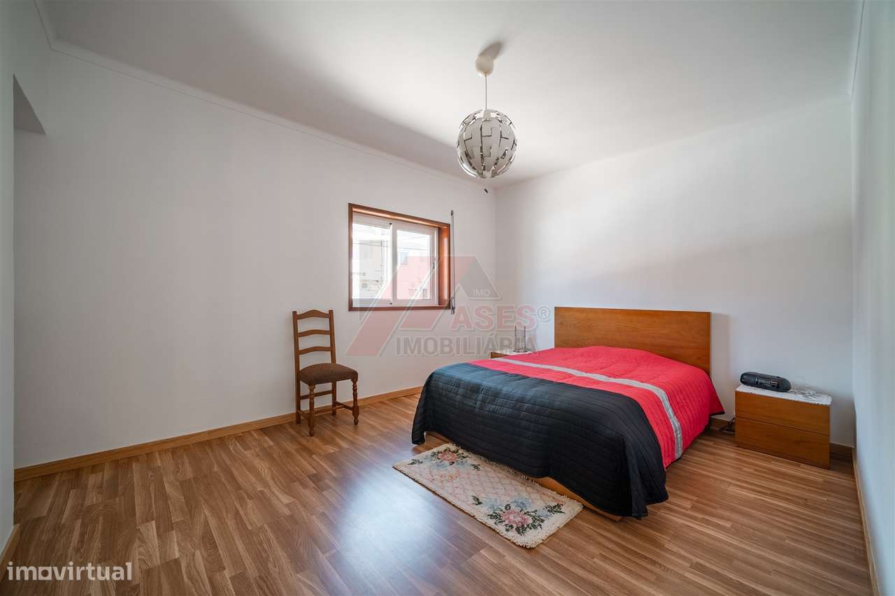 Moradia Espaçosa com 3 Habitações Independentes, Garagens e Terreno –-10