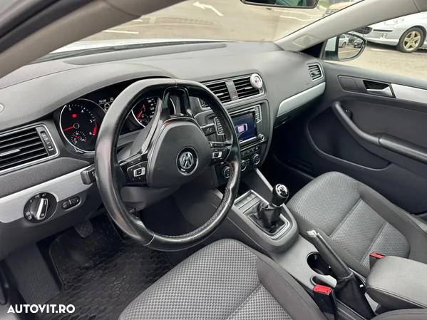 Volkswagen Jetta 2.0 TDI Comfortline - 4