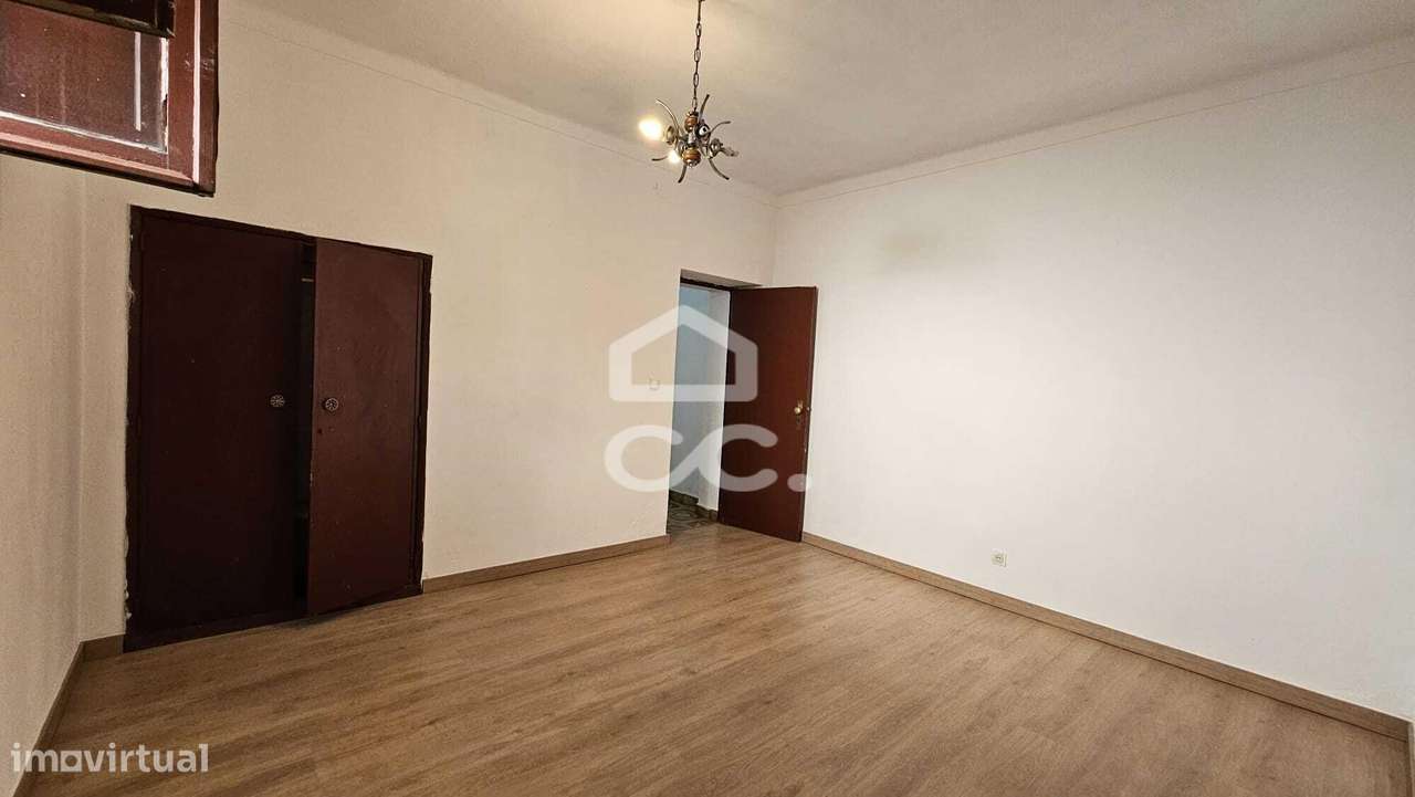 Casa térrea com terraço e aproveitamento de sótão.-0