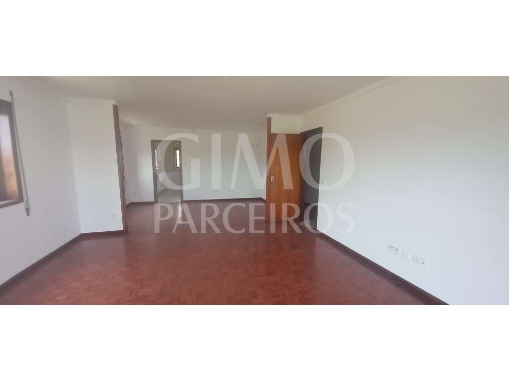 Andar Moradia T3 com jardim a poucos minutos do centro de Oliveira ... - Grande imagem: 2/32