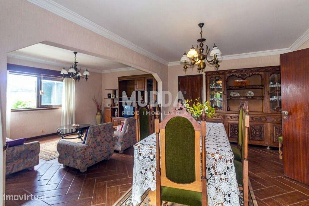 Moradia BI-FAMILIAR com amplas varandas-14