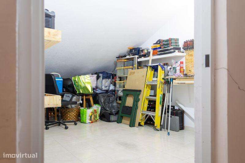 Apartamento T2 com elevador, lugar de estacionamento e arrecadação na-26