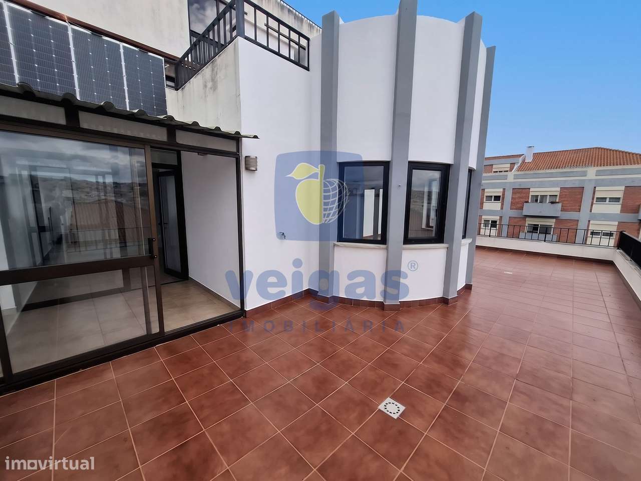 Apartamento T3 remodelado com terraço panorâmico, garagem e elevador,-11
