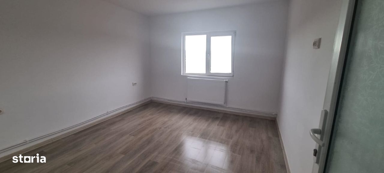 Apartament cu 3 camere, situat in zona de jos a orasului.