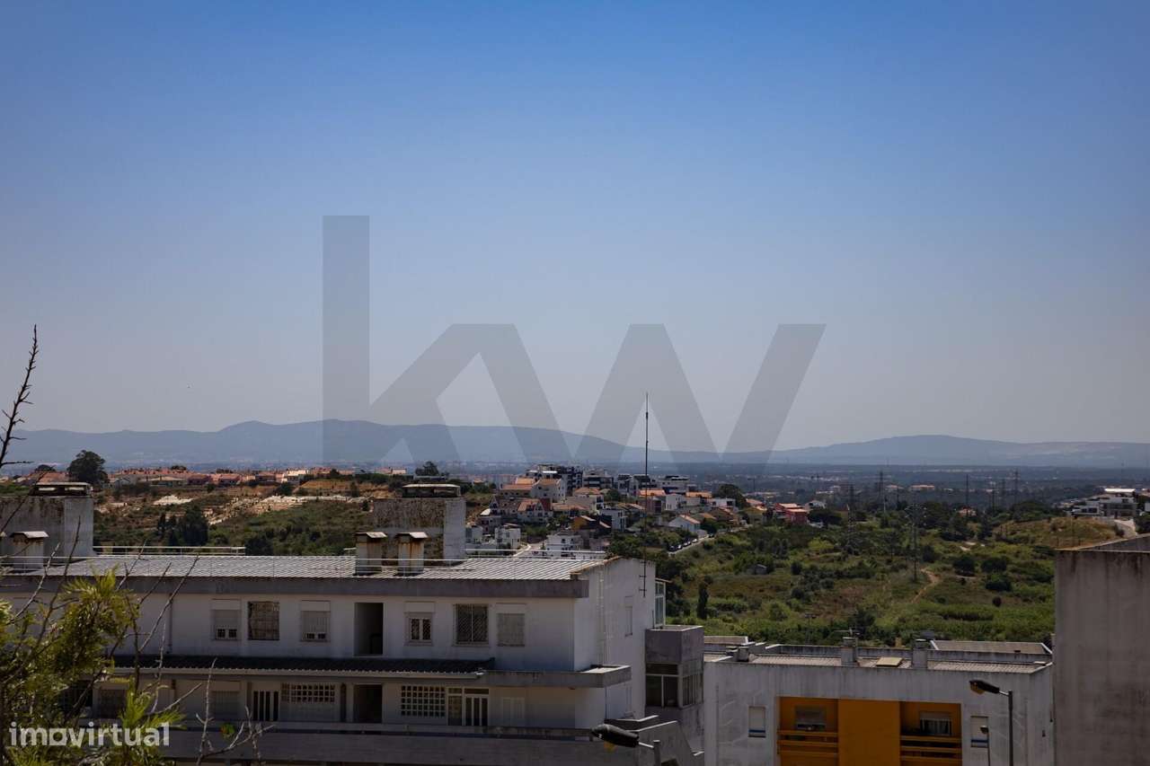 T3 Remodelado na Alcaniça, a Passos do Hospital e Universidades!-1