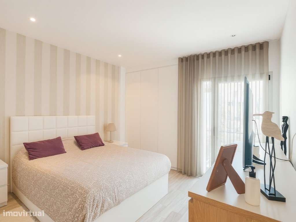 Exclusivo! | T2 com Garagem BOX | Suite | Varandas | Vista Rio-9