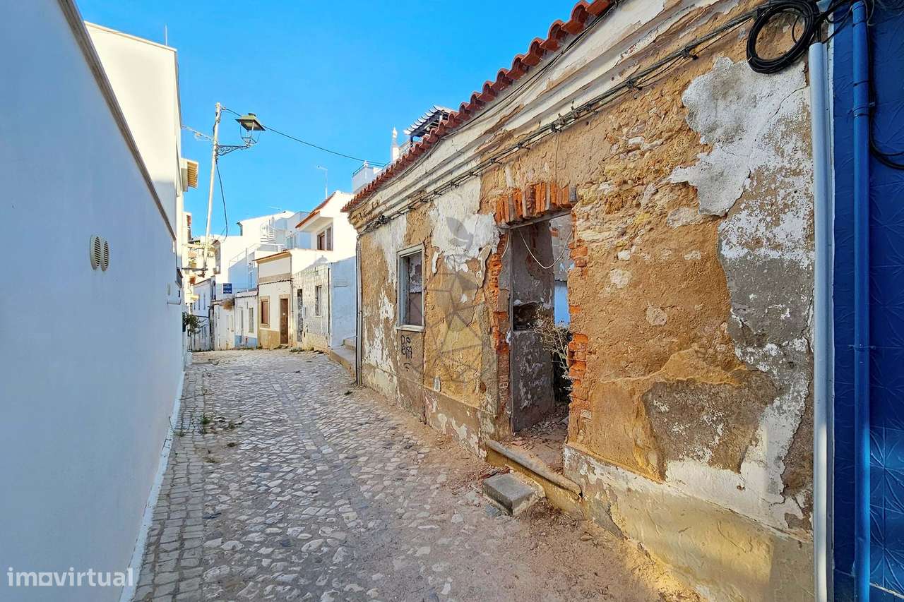 Ruina com Projeto Aprovado para construção de 3 apartamentos  em Ferra - Grande imagem: 2/28