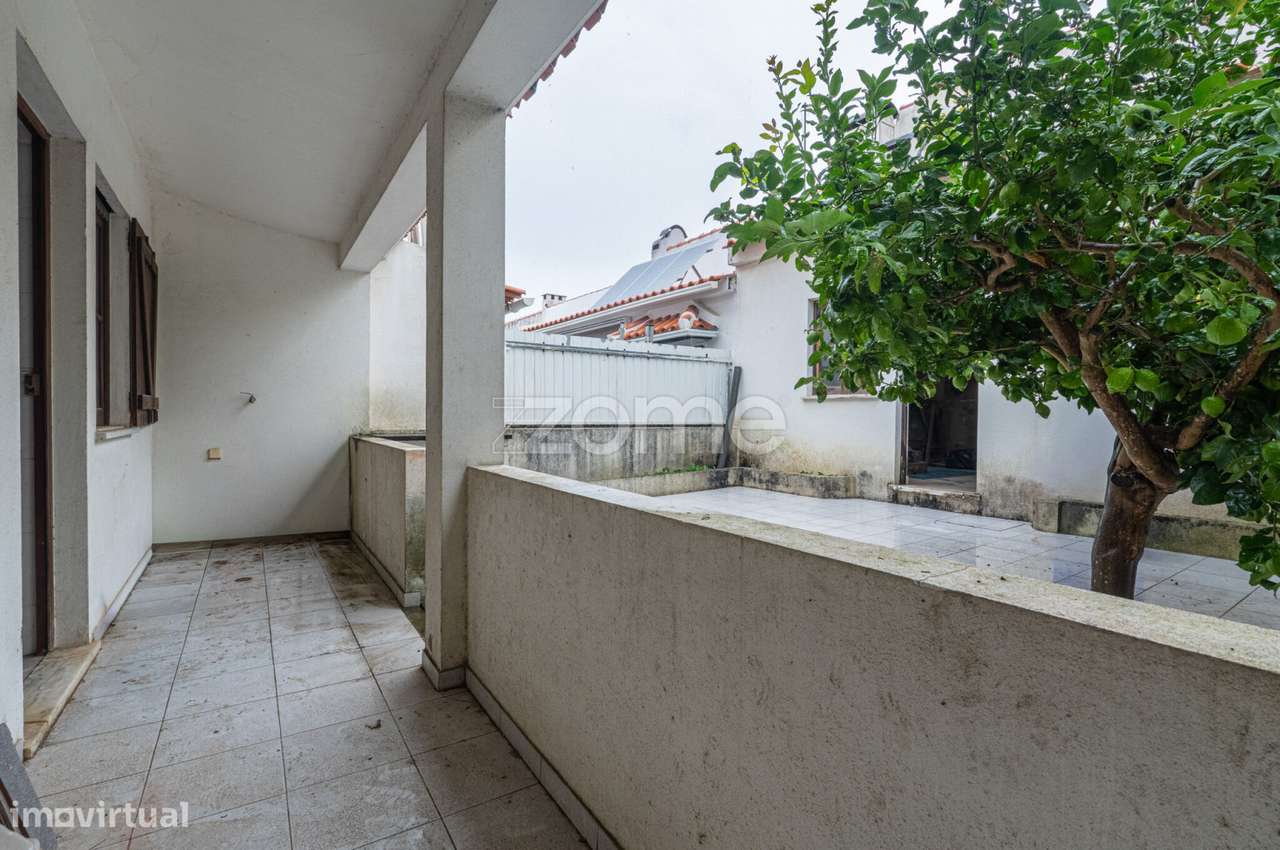 Moradia T3+1 em Manique de Cima a necessitar de acabamentos-19