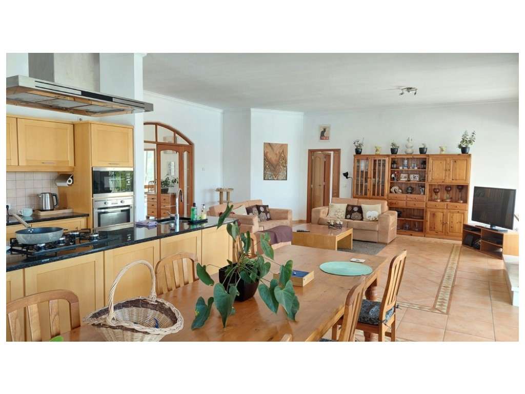 Moradia térrea, individual T4 com piscina e jacuzzi, zona Coimbrão-7