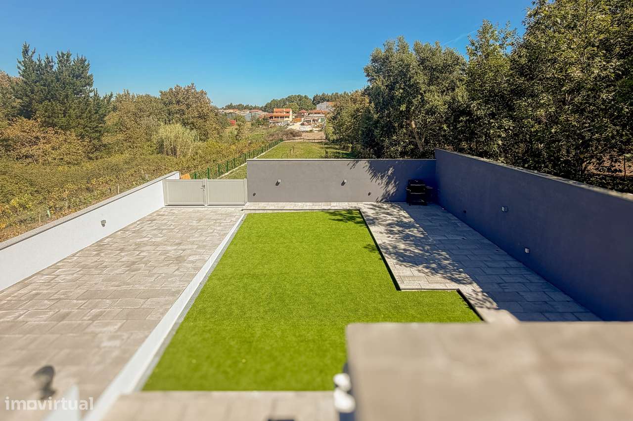 Moradia T4 com Piscina e Terreno em Oiã-19