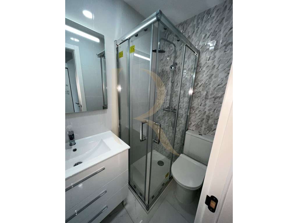 Apartamento T2 com quintal totalmente remodelado no Laranjeiro-10