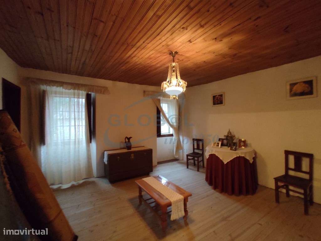 Moradia de dois pisos com terreno, anexos e excelente potencial hab... - Grande imagem: 3/27