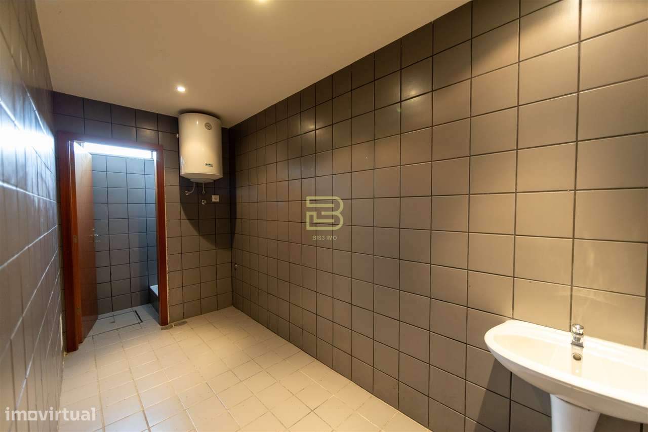 ARMAZÉM com 374m², para VENDA, na ZONA INDUSTRIAL de ERMESINDE-18