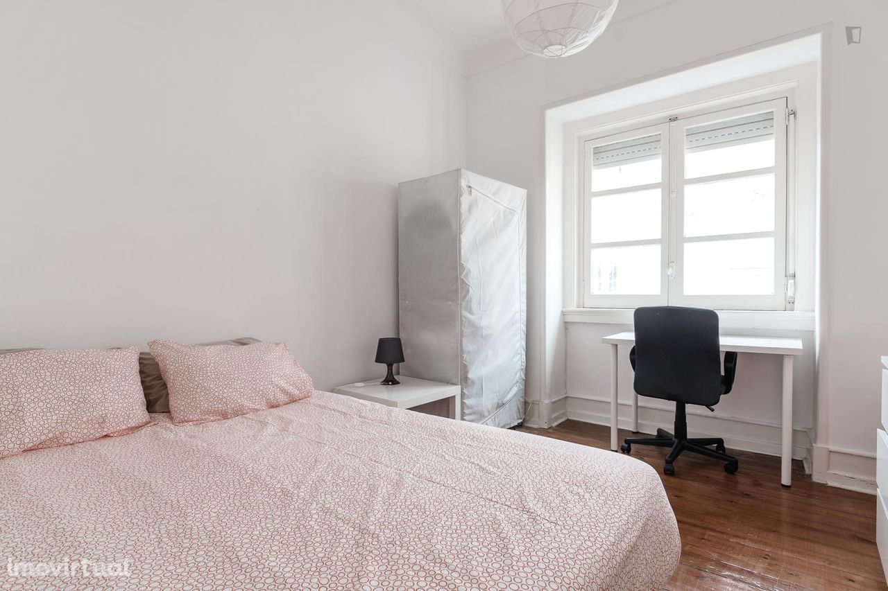 1504 - Quarto com cama de solteiro em apartamento com 5 quartos