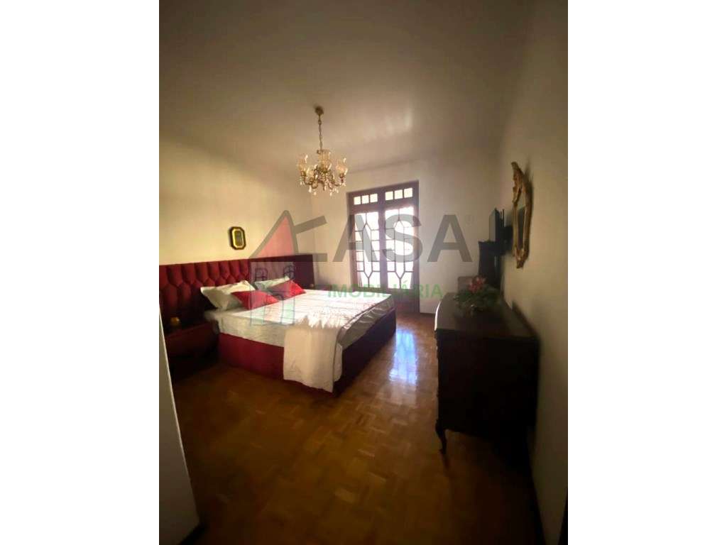 Moradia T15 com Renda Ativa + de €12.000/mês em Famões-34
