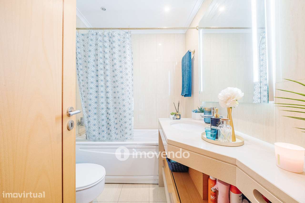 Apartamento T2 moderno, com garagem e varanda enorme, na Malvarosa-35