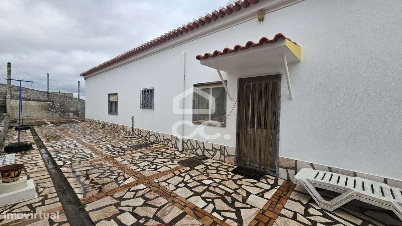 Moradia V4 com 174 M2, aproveitamento de sótão, garagem para 2 viatura-3