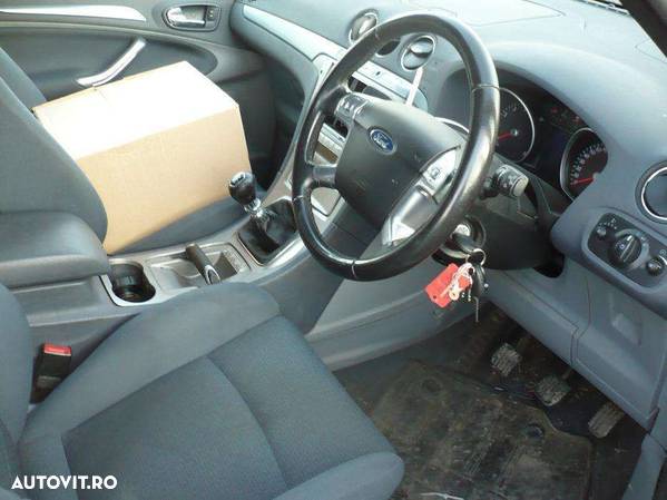 Dezmembrez Ford S-Max - 3