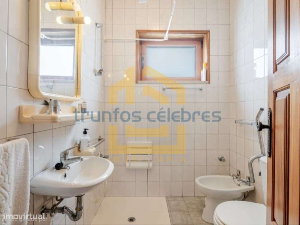 Moradia T4 de 4 Frentes Renovada inserida num lote de 1450m2 | Laún...-13