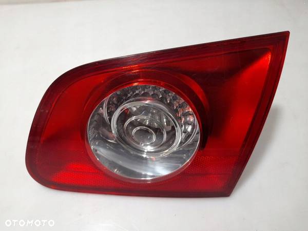 VW PASSAT B6 KOMBI LAMPA TYLNA PRAWA W KLAPĘ 3C9945094 LAMPA TYŁ KLAPA EU - 1