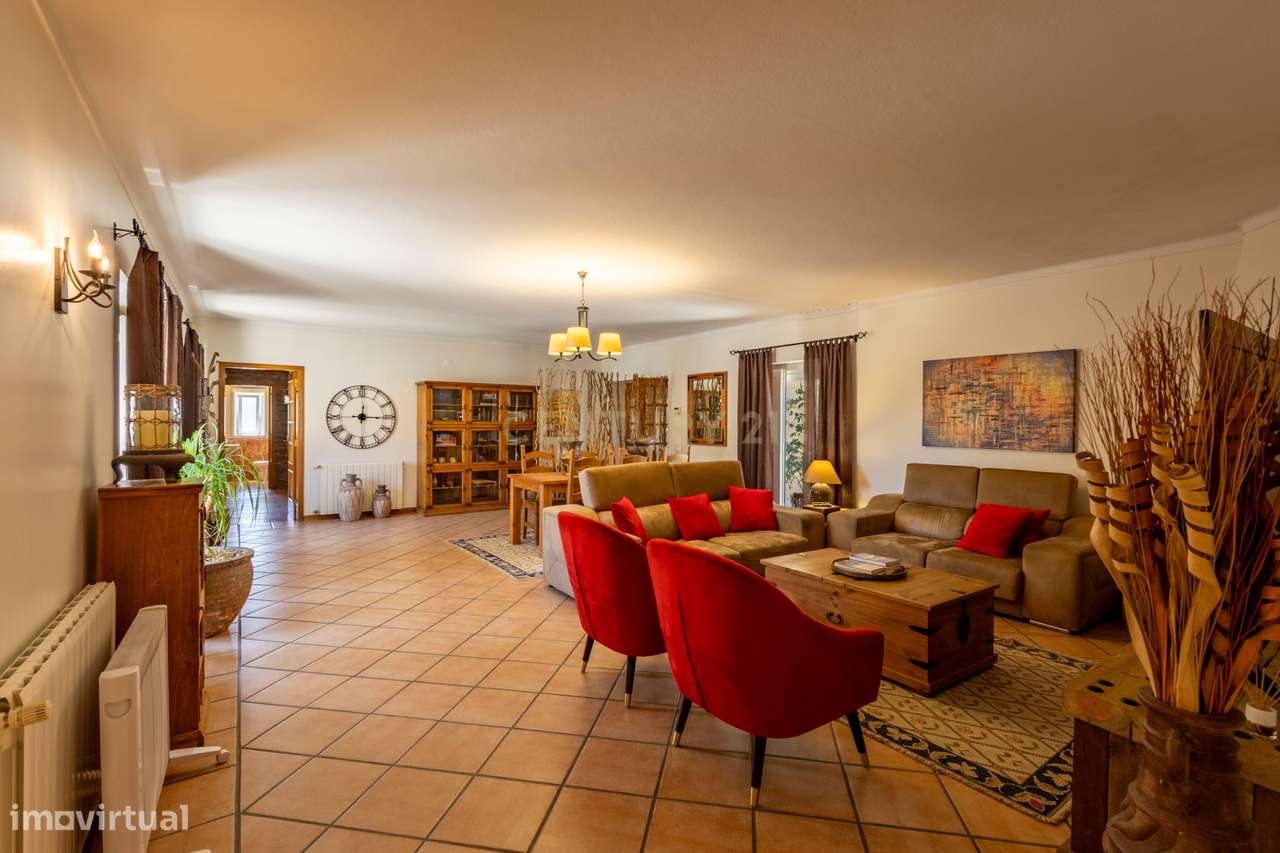 Moradia T5 Térrea com Piscina, Garagem e Lote de 2000 m² – Venda do Al-5