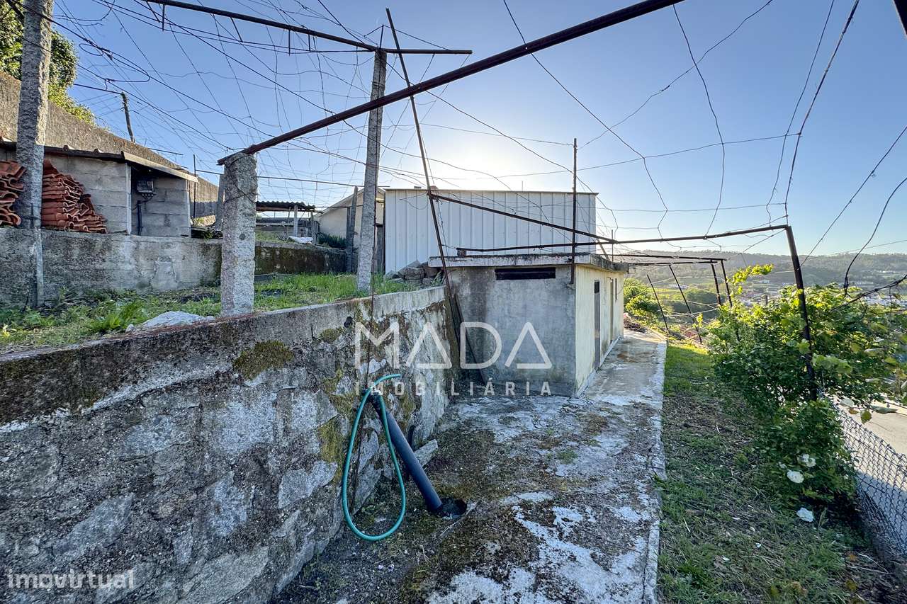Moradia T2 individual c/480m2 de terreno e anexos em Escudeiros, Braga-33