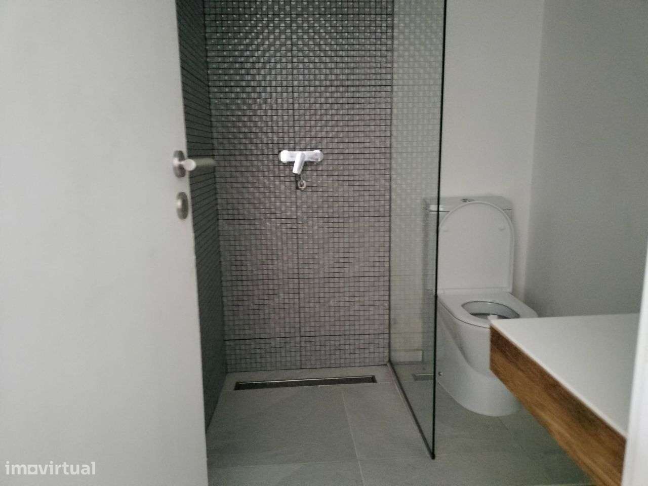 Moradia com 4 suítes, piscina e casa de hóspedes-30