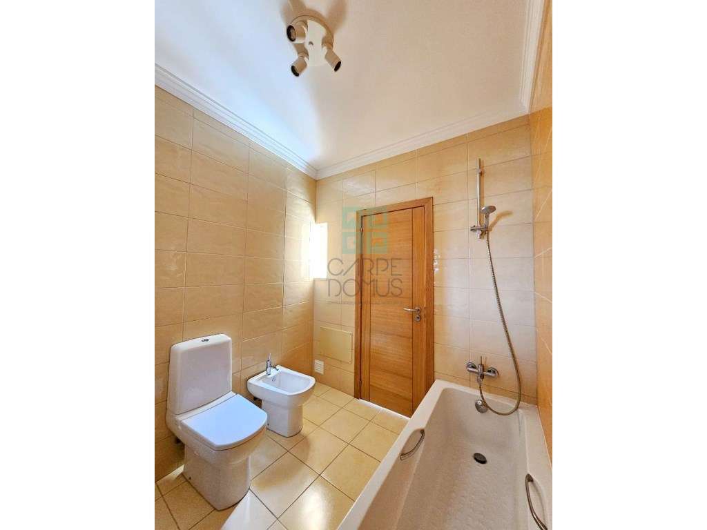 Espaçoso apartamento T3, com parqueamento, junto centro de Loulé, A...-39