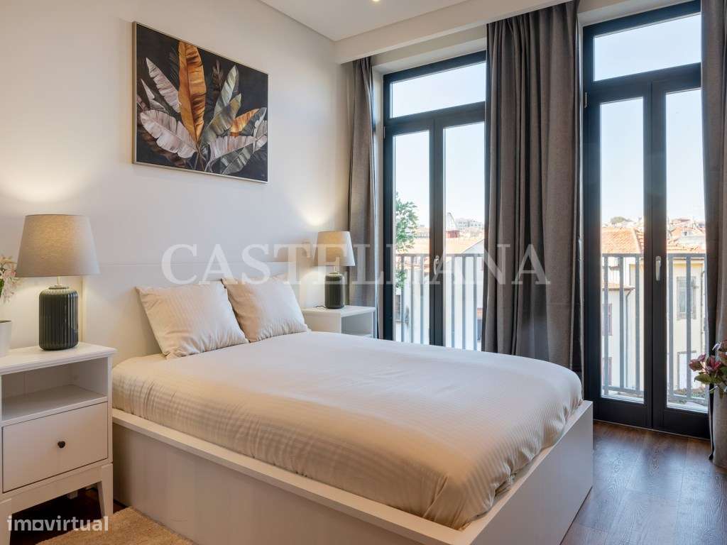 Apartamento T2 com varanda na zona histórica do Porto - Grande imagem: 2/54