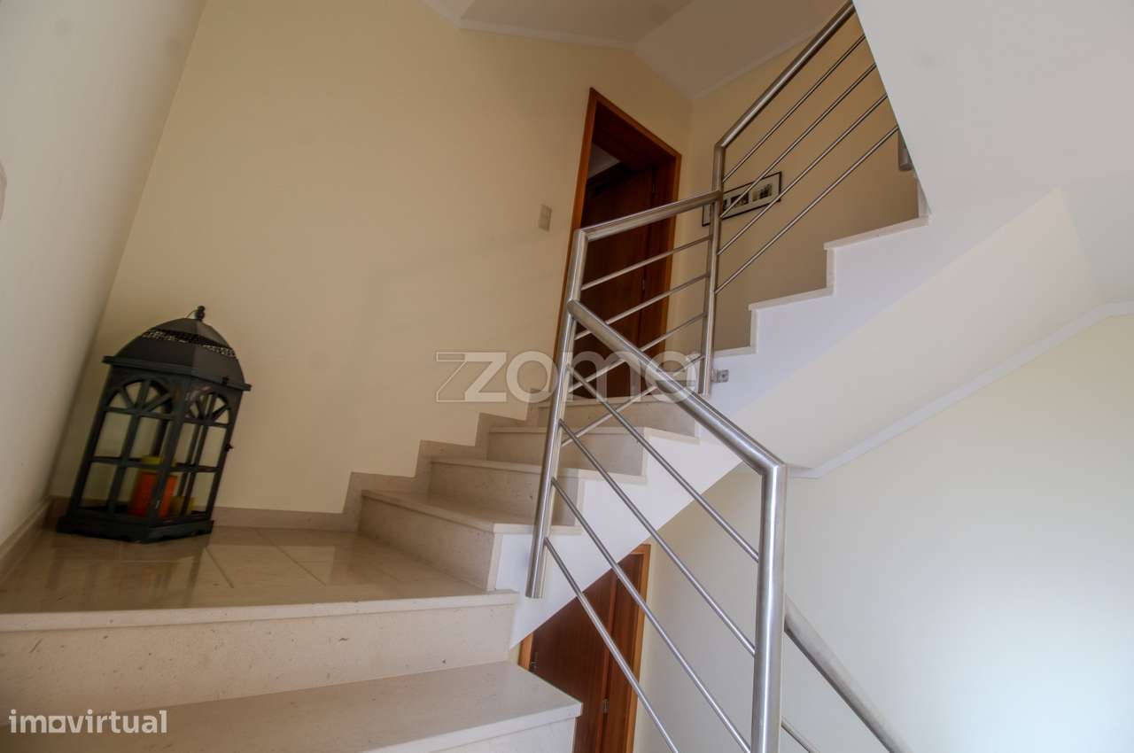 Moradia T3 | 3 Suítes e Piscina com Vista Rio-51