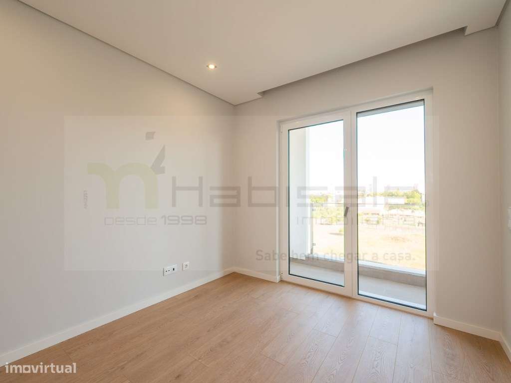 T3 Excelentes Acabamentos com Box Perto da Praia de Carcavelos-13