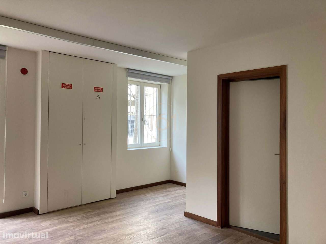 Espaço destinado a serviços, para arrendamento, na Rua de Serralves - Grande imagem: 5/14