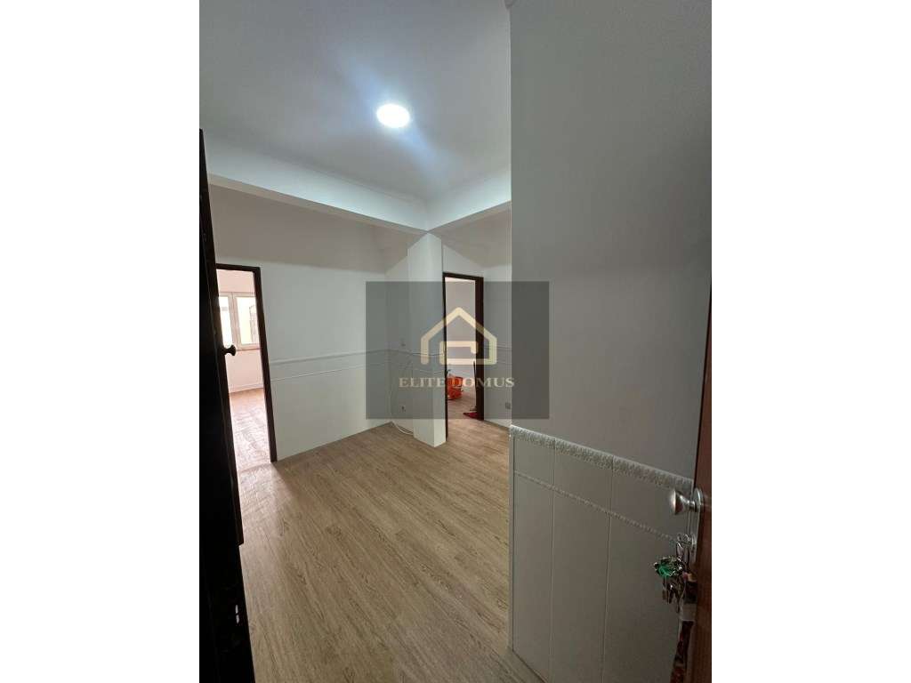 Oportunidade única - Apartamento T2 com 87m² - Parcialmente Remodel... - Grande imagem: 4/9