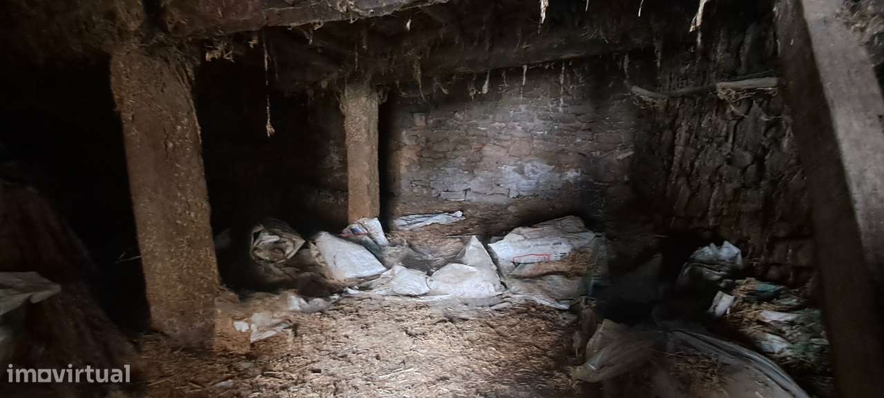 Moradia para restaurar em Sendim-23